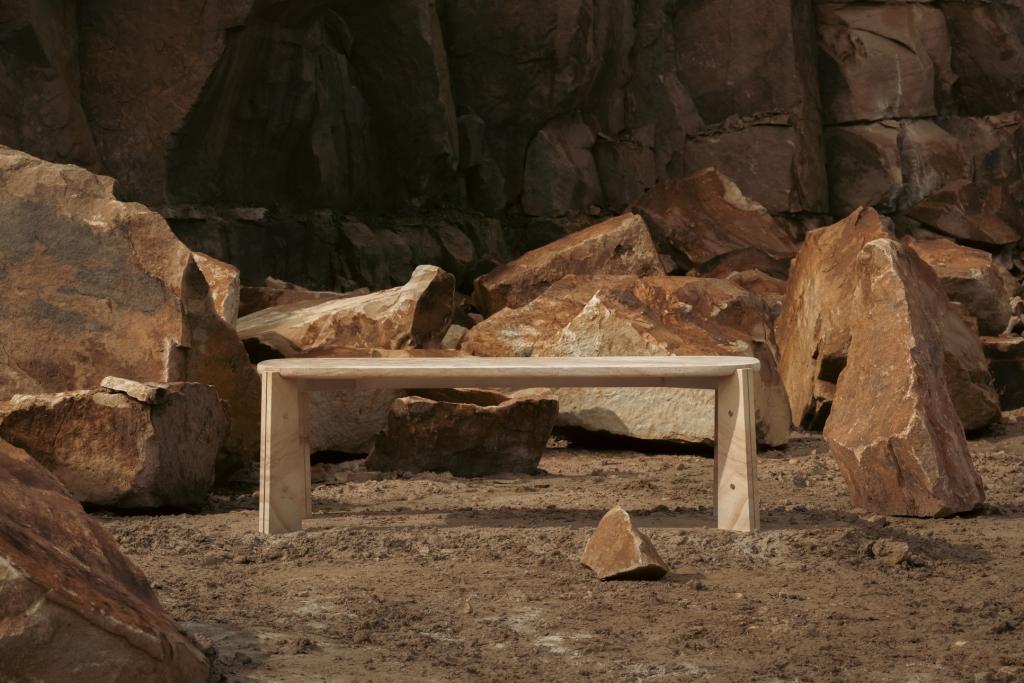 Hrdina & České pískovce a jeho debutový produkt od designérského studia Lexová & Smetana